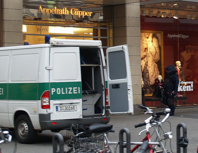Herrenlose Einkaufstuete gesprengt Koeln Schildergasse P296.JPG